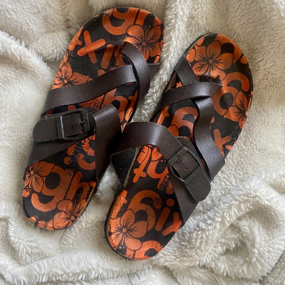 Classic brown cross cross Birkenstock Sandals! 8-8.5